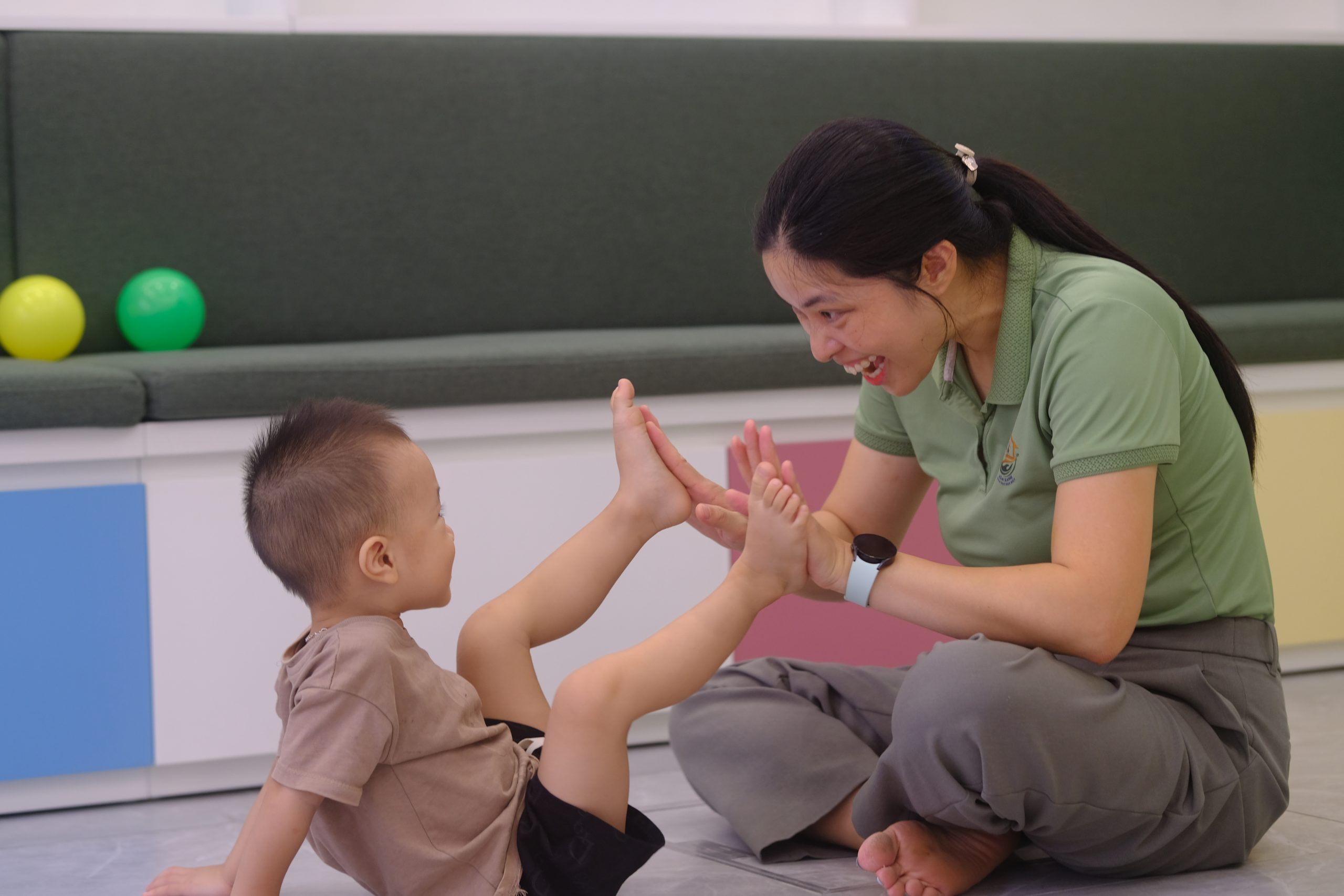 Cô Hằng đang chơi tương tác cùng trẻ