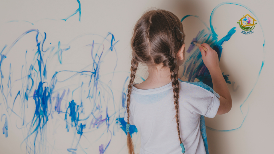 Trẻ tự kỷ ít giao tiếp bằng mắt với người đối diện