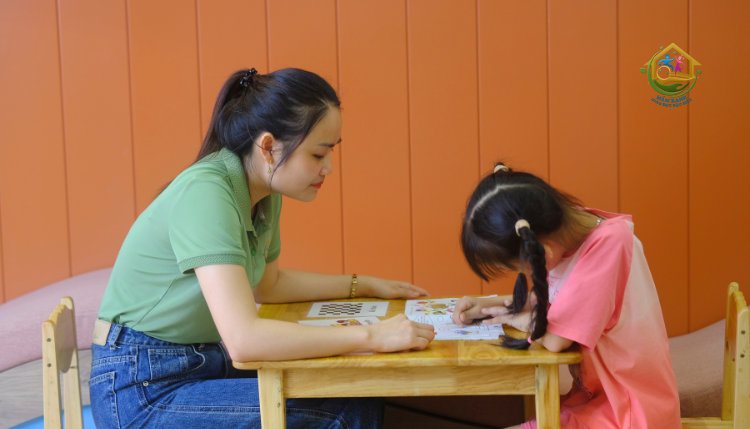 Cô giáo hướng dẫn trẻ 2 tuổi chậm nói trong giờ trị liệu ngôn ngữ