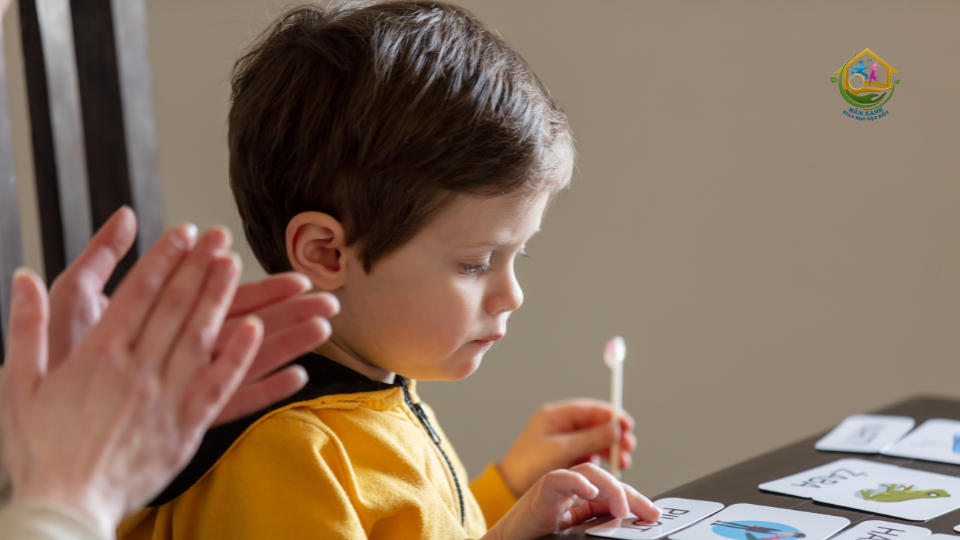 ảnh cô giáo đang hướng dẫn học sinh, minh họa cho phương pháp ABA trong giáo dục